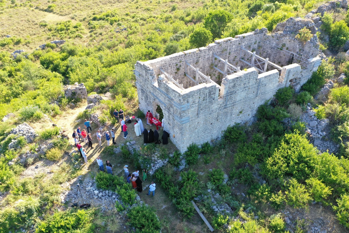 Read more about the article Ивањдан на Свачу – О. Синиша Смиљић: „Овдје тражимо Бога, покајање, љубав и мир“