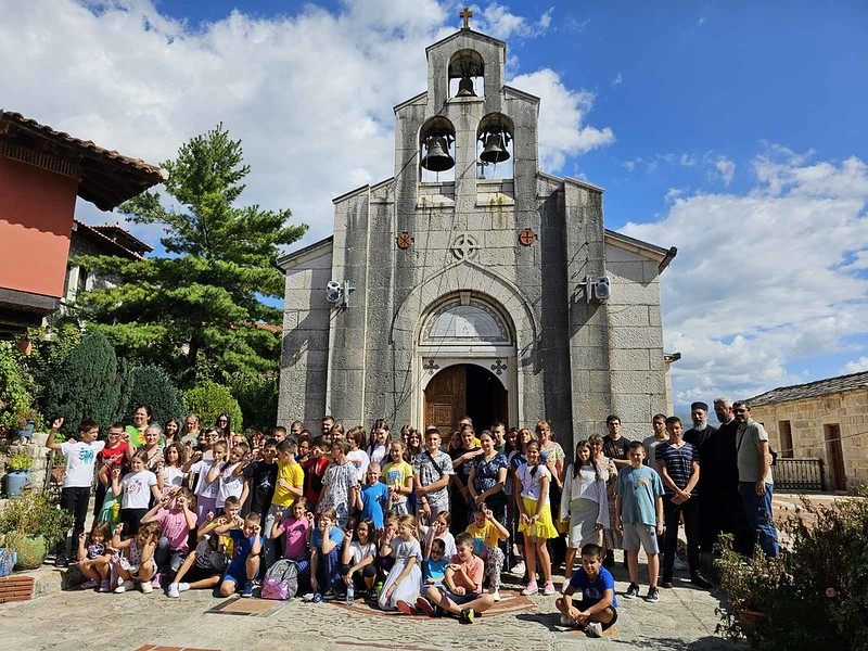 You are currently viewing Дјеца из Бара ходочастила моштима мајке Светог Василија Острошког