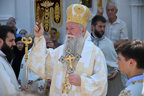 Read more about the article Митрополит Јоаникије у Манастиру Св. Сергија Радоњешког у Микулићима: Све у овом животу се освећује молитвом и вјером