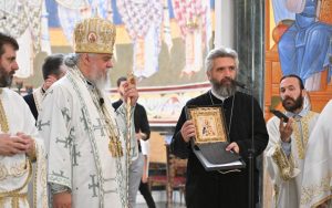 Read more about the article Владика Кирило богослужио у барском Саборном храму: „Сви смо позвани да свједочимо ријечи Божије“