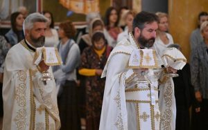 Read more about the article Литургијско сабрање у Храму Светог Јована Владимира: Пут задобијања благодати Божије је у одрицању од себе