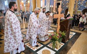 Read more about the article О. Мирослав Петров у Бару: Клањајући се Крсту, клањамо се животворном Христовом распећу