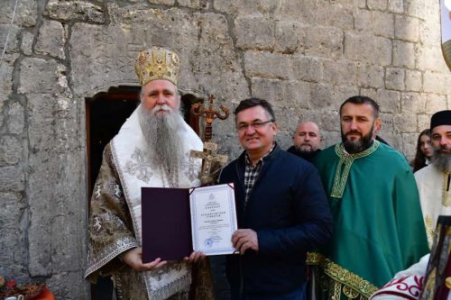 Read more about the article Митрополит Јоаникије одликовао архипастирском граматом митрополита црногорско-приморских Стевана Ђуровића