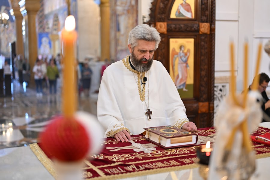 You are currently viewing Недеља Мироносица у барском Саборном храму Светог Јована Владимира.