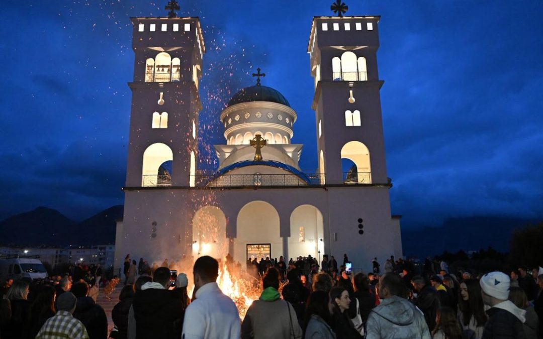 You are currently viewing Бадњи дан у Бару – Отац Александар Орландић: Христос се рађа да би подигао палога човјека