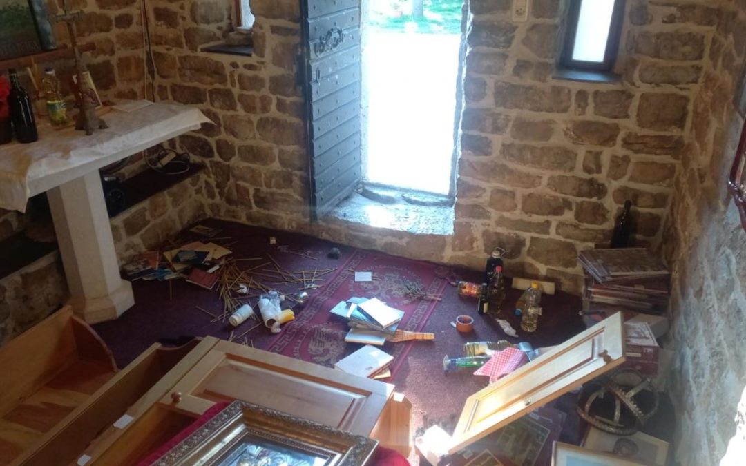 You are currently viewing Оскрнављена црква Свете Петке у Сутомору