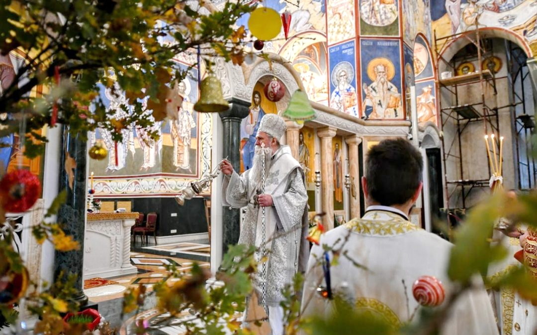 You are currently viewing Митрополит Јоаникије у Бару: У међусобној љубави, радости и миру Божијем прославимо Рођење Христово