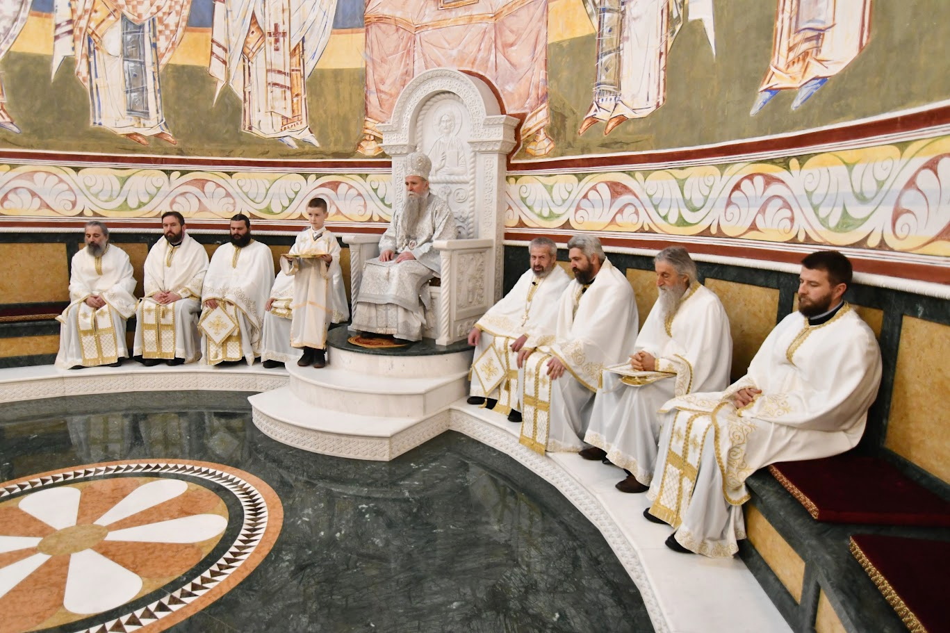 You are currently viewing Митрополит Јоаникије на Бадњи дан служио Литургију у храму Светог Јована Владимира у Бару