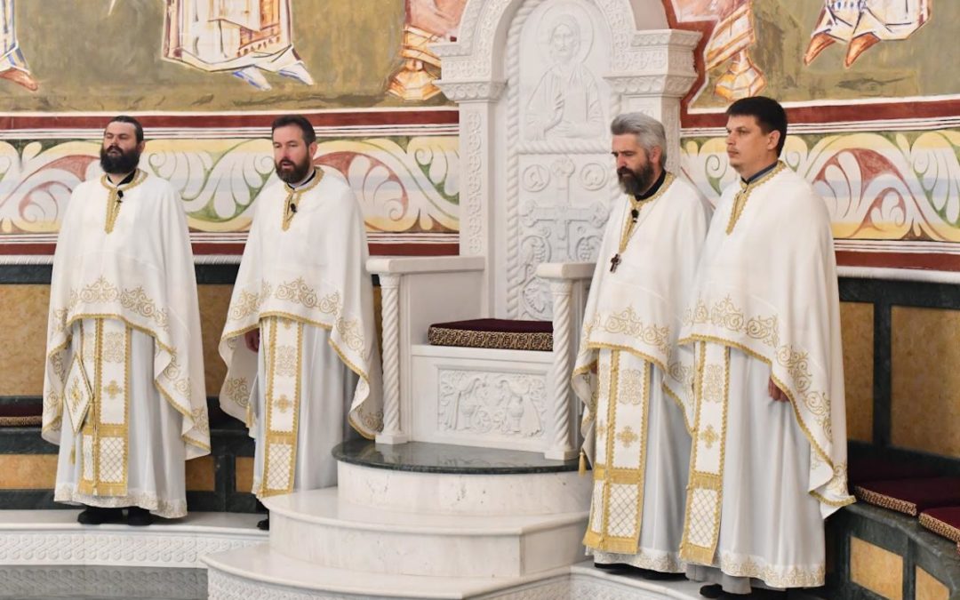 You are currently viewing Спасовдан у барском Саборном храму: Ево радоснога дана – наша људска природа се узнијела до Престола Божијега
