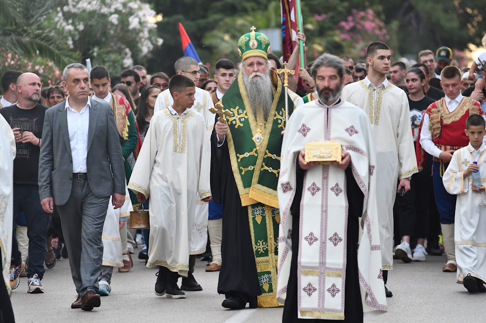 You are currently viewing Митрополит Јоаникије синоћ у Бару предводио литију у част и славу Светог Јована Владимира