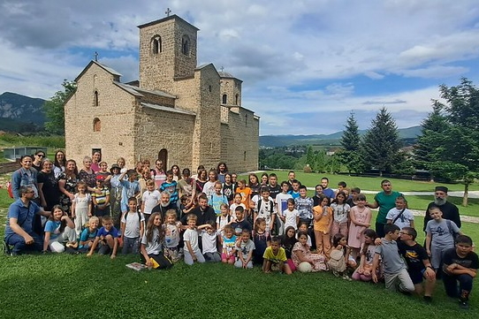 You are currently viewing Школе вјеронауке из Бара обишле манастире Морачу и Ђурђеве ступове