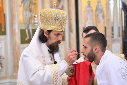 Read more about the article Владика Пајсије богослужио на Велику суботу у храму Светог Јована Владимира