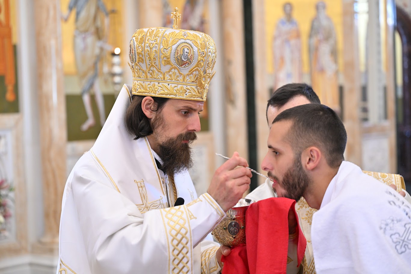 You are currently viewing Владика Пајсије богослужио на Велику суботу у храму Светог Јована Владимира