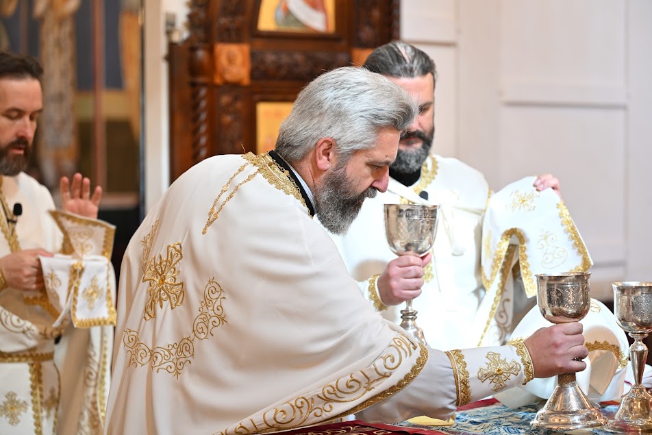 You are currently viewing Света литургија служена на Томину недјељу у храму Светог Јована Владимира