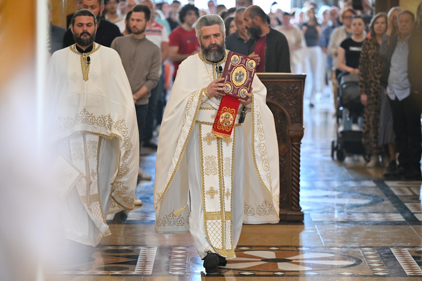 You are currently viewing Отац Слободан Зековић: „Молимо се да нам Господ подари вјеру, љубав, трпљење и храброст жена мироносица“