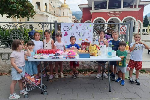 Read more about the article Сјутра након Свете Литургије испред саборног храма Светог Јована Владимира: „Сви по сок за Машу!“