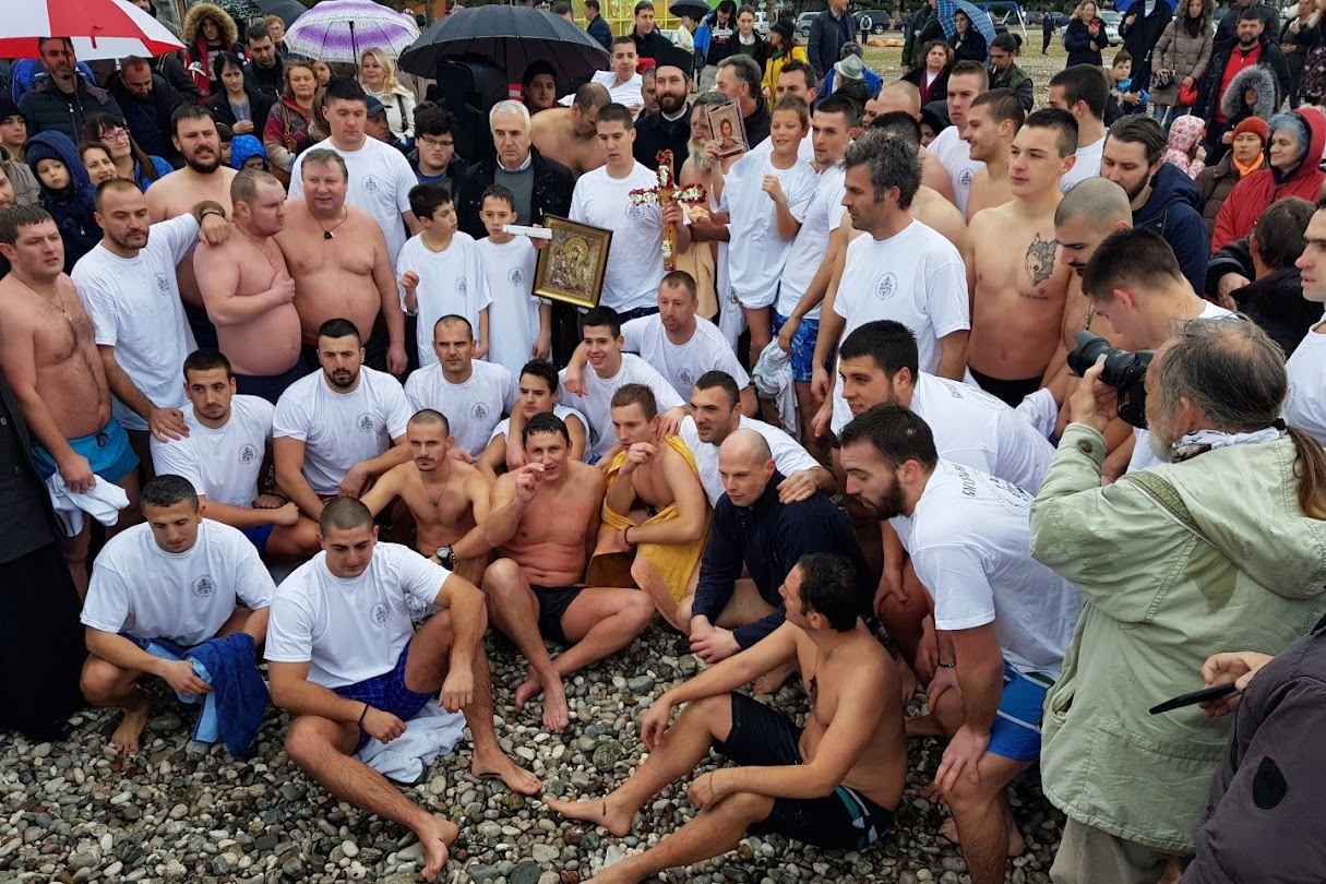 Read more about the article У Саборном храму Светог Јована Владимира свечано је прослављено Богојављење; Саво Лалошевић први до Часног Крста