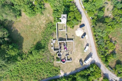 Read more about the article Дани Светог Јована Владимира: Литургија на остацима храма Богородица Крајинска