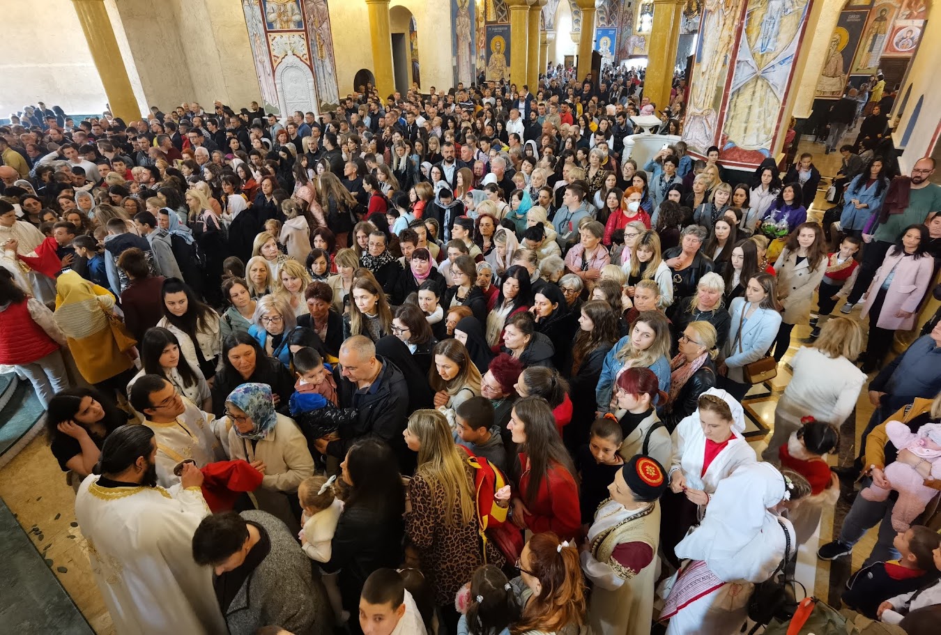 You are currently viewing Прослава Васкрса у барском саборном храму