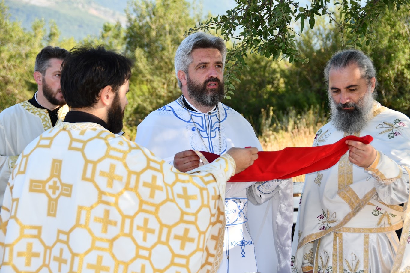 You are currently viewing Отац Слободан на Свачу: „Без обзира на искушења, увијек ћемо долазити са љубављу и поштовањем у срцу“