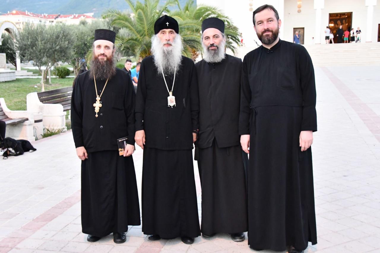 Read more about the article Архијереји Украјинске Православне Цркве посјетили Саборни храм у Бару