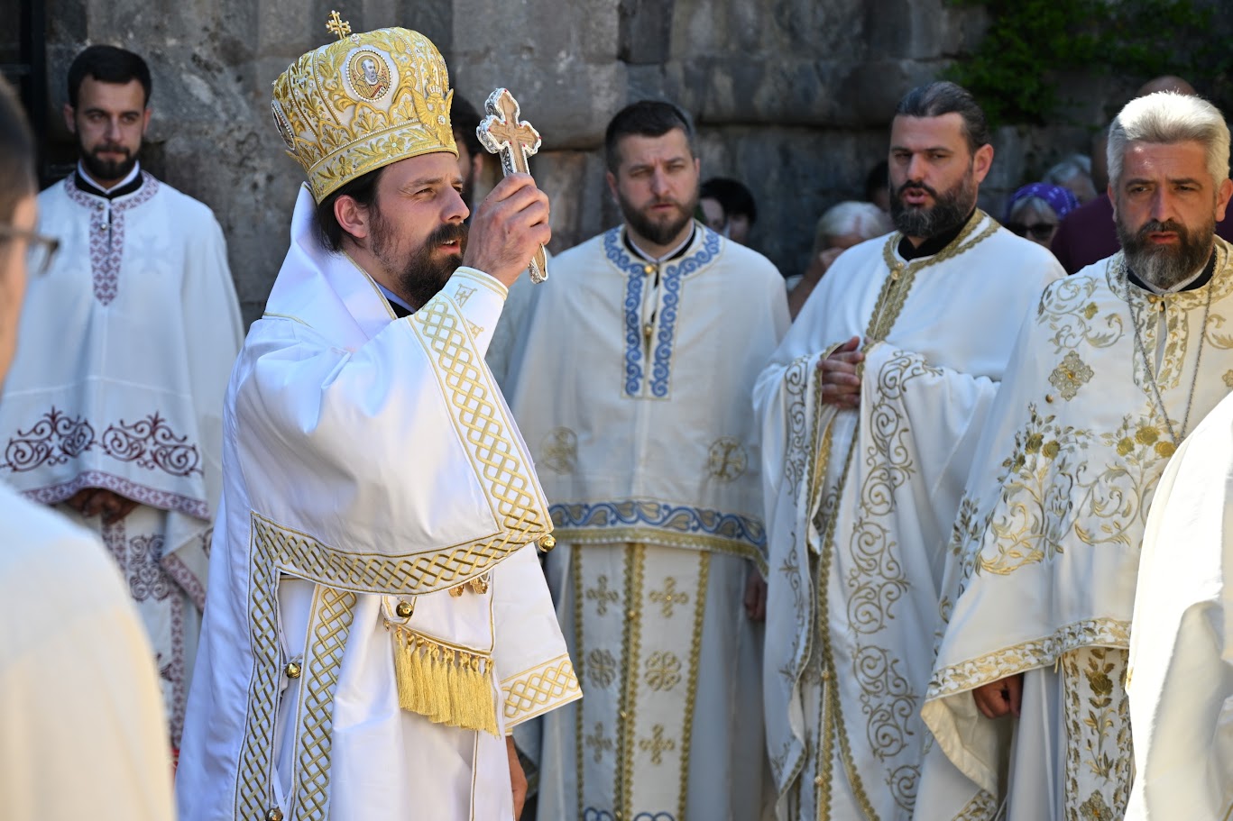 You are currently viewing Света Литургија на остацима манастира Пресвете Богородице на рту Ратац – Богослужио Епископ диоклијски Пајсије