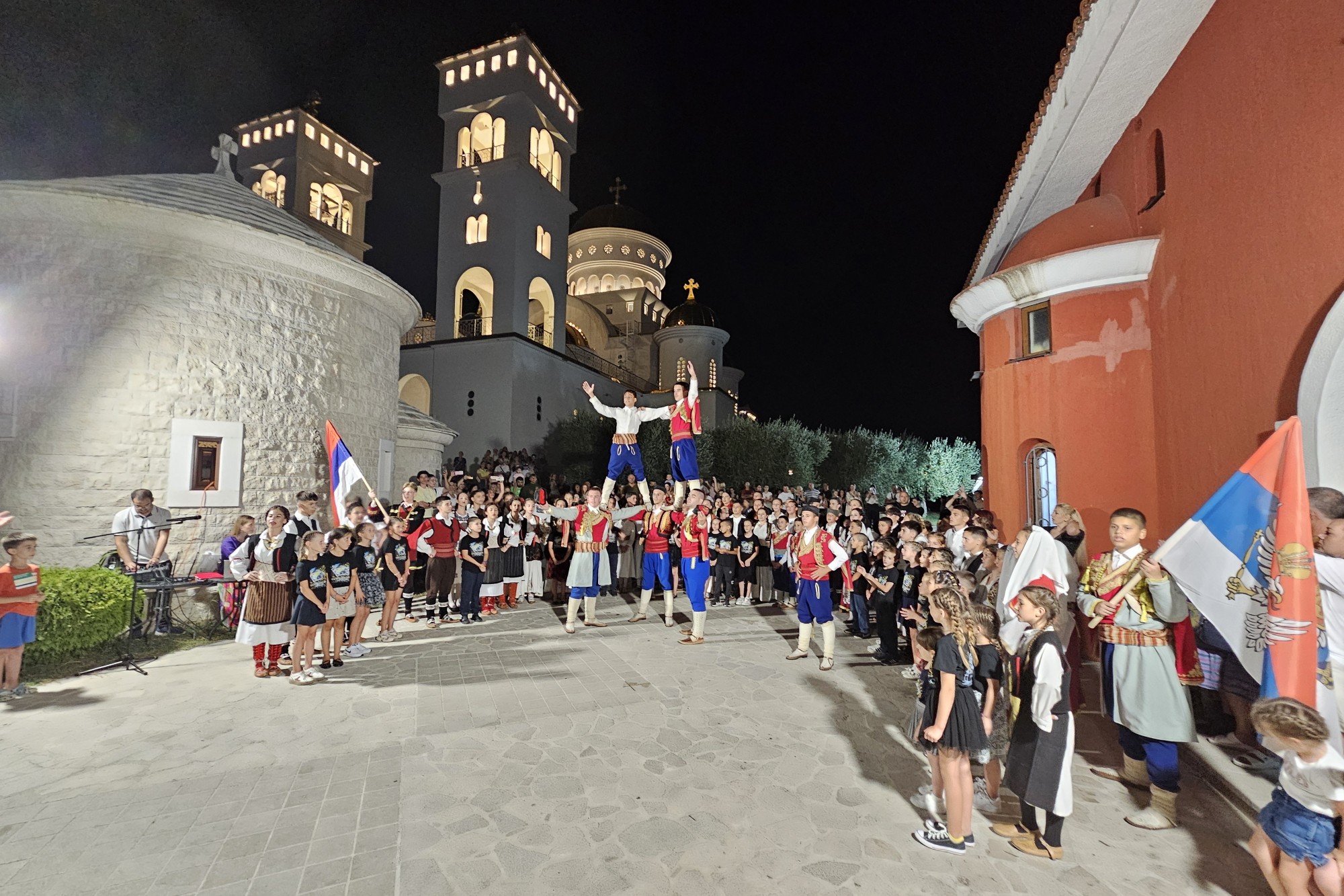 You are currently viewing У порти барског храма одржано вече фолклора