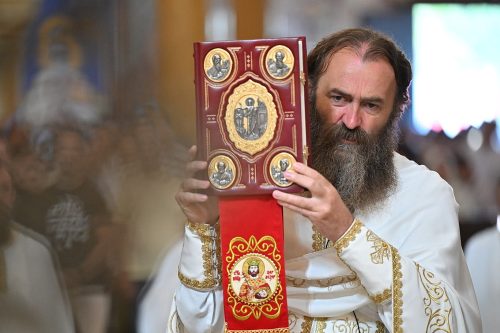 Read more about the article Отац Раде Деспотовић: „Божанске енергије су у потпуности усмјерене ка човјеку ради његовог спасења“