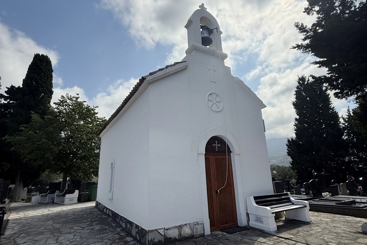 You are currently viewing Поново обијена и опљачкана црква Светог Архангела Михаила на гробљу Гвозден Бријег у Бару