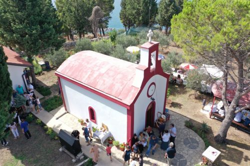 Read more about the article Храм стопљен с природом радом вјерника и монахиња