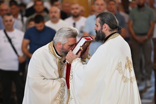 Read more about the article Отац Слободан Зековић: „Кроз трпљење и ношење крста свога, ми се спасавамо и утабаном стазом идемо ка циљу нашег живота, ка Царству Небескоме“