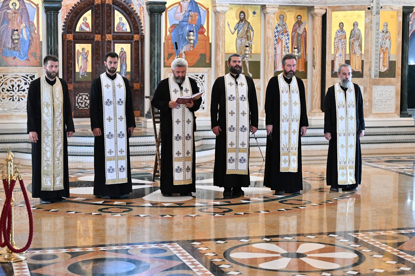 Read more about the article У Саборном храму Светог Јована Владимира служен молебан за кишу и сузбијање пожара