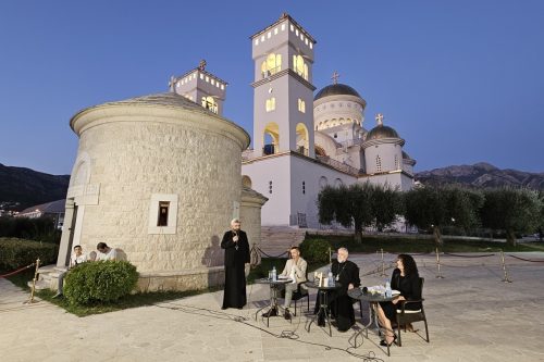 Read more about the article Представљена књига Митрополита Григорија „СТРАНАЦ У ШУМИ“