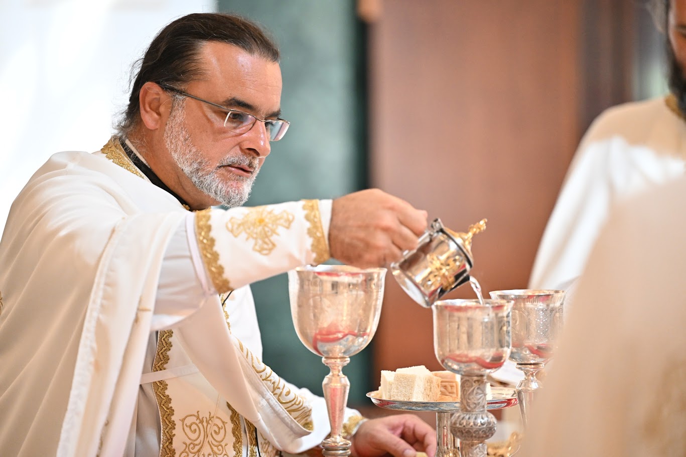 You are currently viewing Протојереј Мирослав Петров: „Дужни смо још више просијавати дјела добра, љубави и мира. На то нас призивају свети из рода нашег српског.“