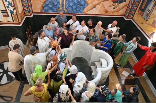 Read more about the article Отац Младен Томовић: „Кроз знамење крста ми себе васкрсавамо, васкрсавамо своје душе, свој ум, своје тијело и на тај начин себе спасавамо.“