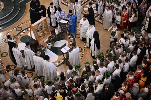 Read more about the article Барани дочекали вјерни препис иконе Богородице Тројеручице