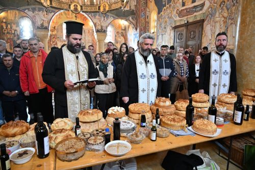 Read more about the article Аранђеловдан у барском Саборном храму. Отац Слободан: „Трудимо се да по заповијестима Божијим живимо, јер ћемо тада имати у пуноћи благослов и заштиту Светих Ангела Божијих.“