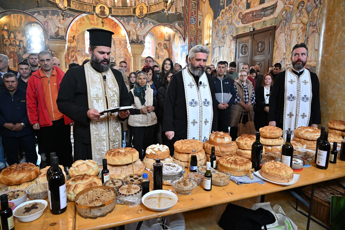 You are currently viewing Аранђеловдан у барском Саборном храму. Отац Слободан: „Трудимо се да по заповијестима Божијим живимо, јер ћемо тада имати у пуноћи благослов и заштиту Светих Ангела Божијих.“