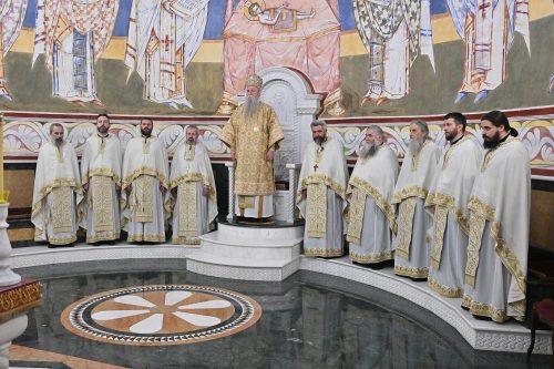 Read more about the article Бадњи дан прослављен у Саборном храму Светог Јована Владимира – Богослужио Митрополит Јоаникије