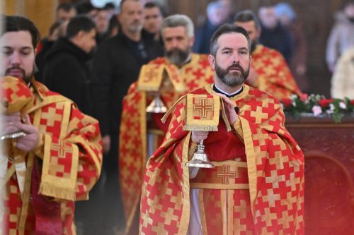 Read more about the article Протојереј Младен Томовић: „Да се благочестиво и побожно односимо према светињи Цркве Христове и да се у тој побожности спасавамо“