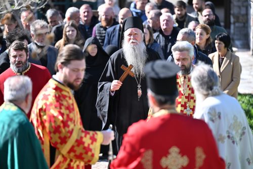 Read more about the article Митрополит црногорско-приморски г. Јоаникије служио је са свештенством и вјерним народом, Свету архијерејску литургију у Манастиру Светих апостола Петра и Павла на Рибњаку код Бара.